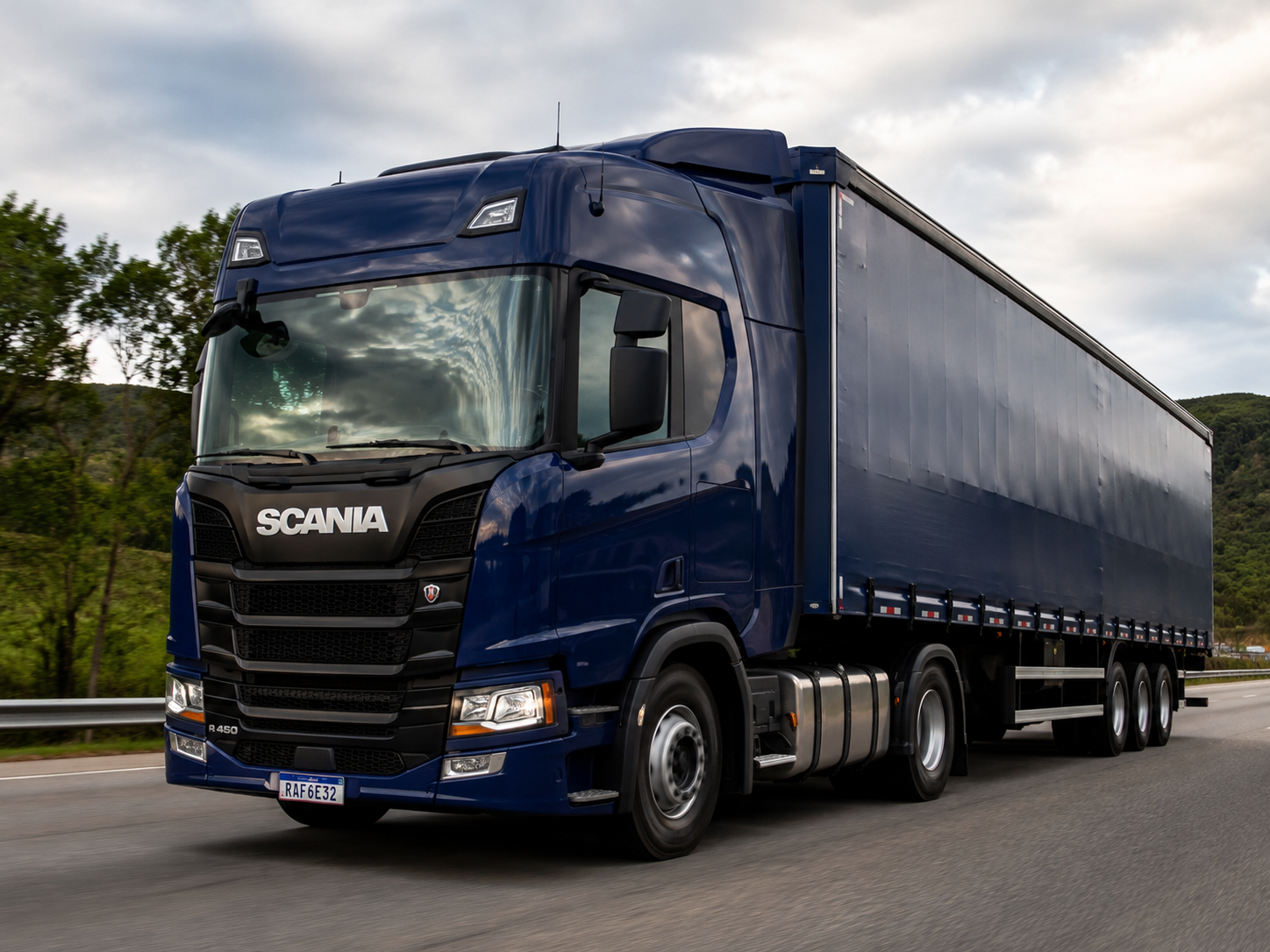 Caminhão Scania azul com carreta em rodovia