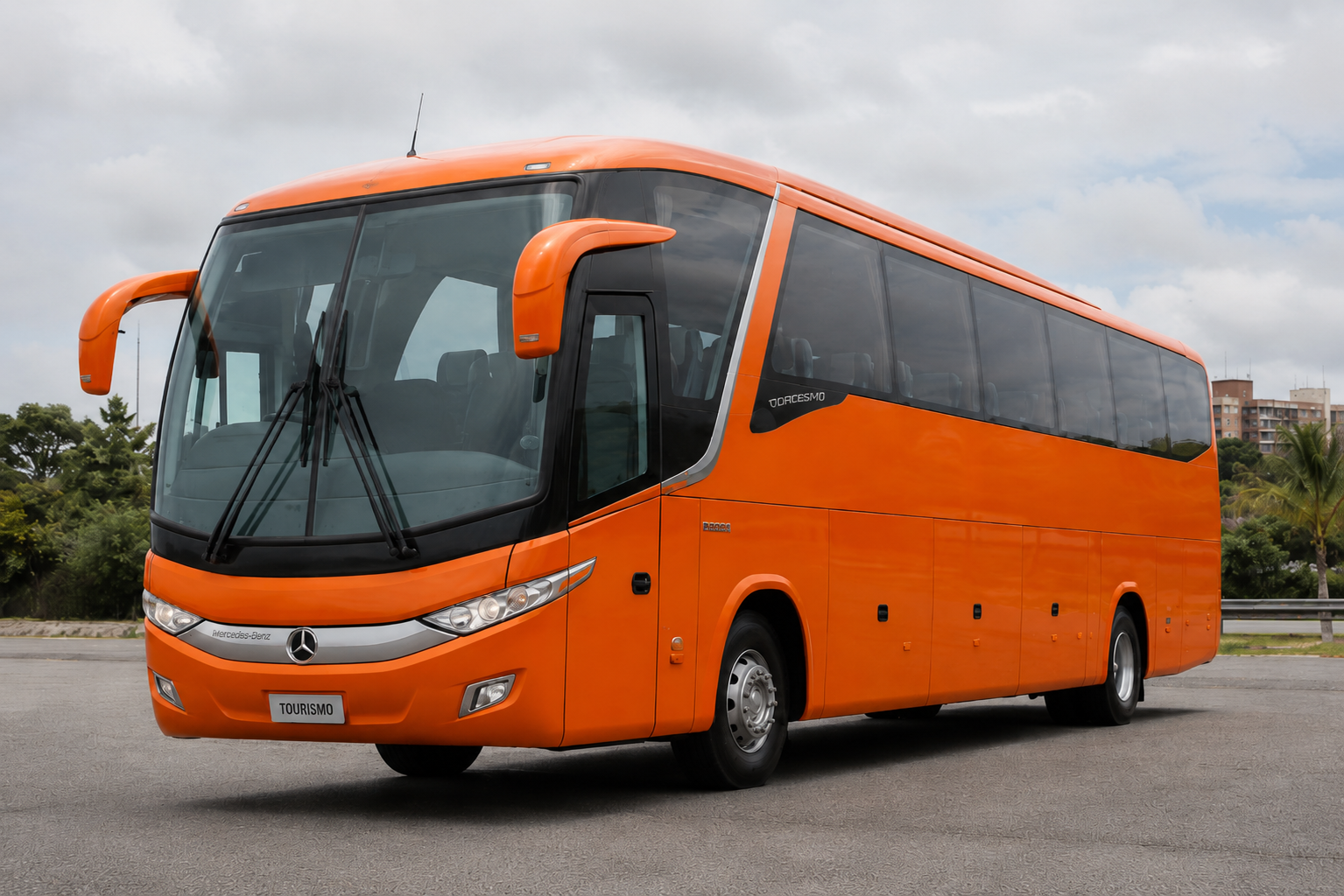 Ônibus rodoviário laranja